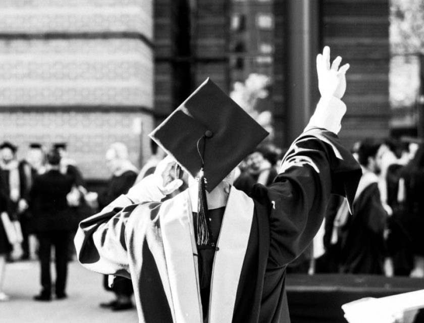Diploma-universitate-absolvire-studenti-Pexels-com-820×547